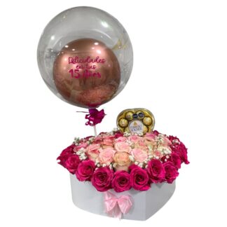 Corazón de rosas rosadas y fucsias con Ferrero Rocher y globo burbuja.