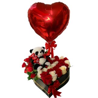 Corazón de rosas rojas y blancas con peluche y globo metalizado.
