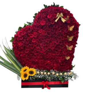 Corazón gigante de rosas rojas y girasoles con chocolates Ferrero Rocher.