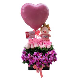 Cubo de rosas rosadas con peluche y globo metalizado.