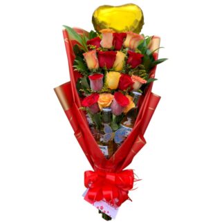 Detalle de rosas rojas y amarillas en caída con cervezas Coronitas y globo metalizado.