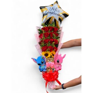 Detalle de rosas rojas y girasoles con Ferrero, peluches Stitch y Angel y globo metalizado.