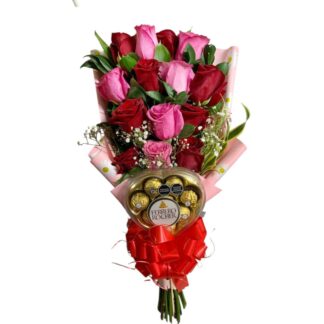 Detalle de rosas rosadas y rojas con papel coreano y chocolates Ferrero Rocher.