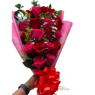 Detalle de rosas rojas en papel coreano elegante.