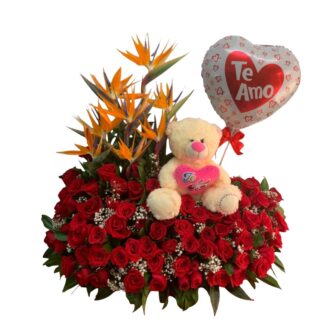 Jardinera con rosas rojas y aves de paraíso, peluche y globo metalizado.
