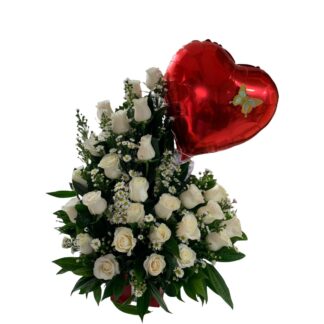 Media luna en rosas blancas con globo metalizado.