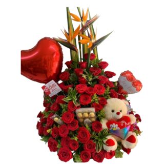 Triángulo con aves de paraíso, rosas rojas, chocolate Ferrero, peluche y globo metalizado.