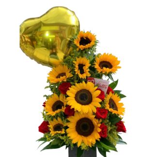 Arreglo triángulo de girasoles y rosas rojas con globo metalizado.
