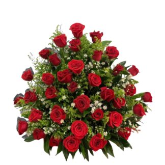 Arreglo media luna de rosas rojas con globo metalizado.