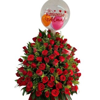 Triángulo de rosas rojas con globo burbuja.