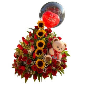 Triángulo de rosas rojas y girasoles con globo burbuja y peluche.