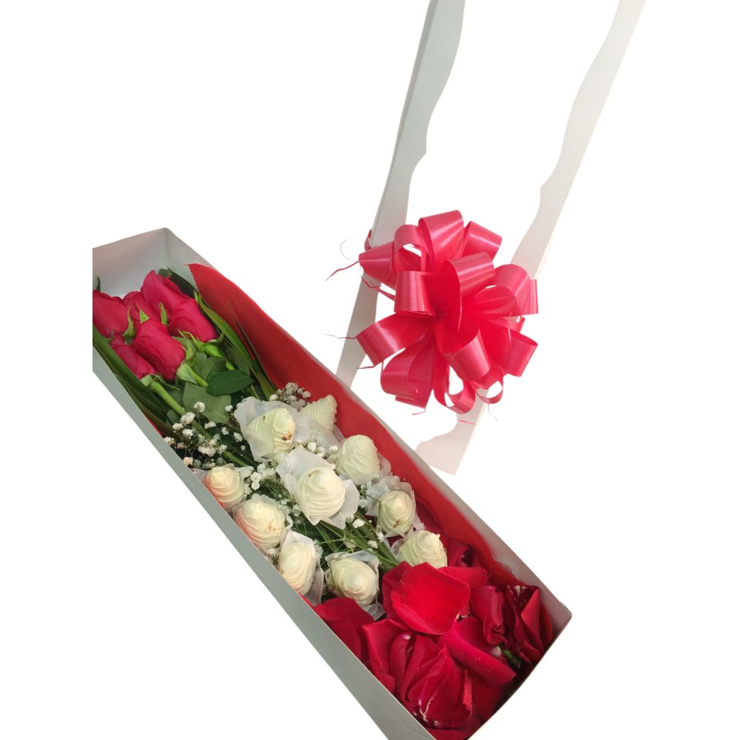 Caja de acetato con rosas rojas y fresas cubiertas de chocolate.