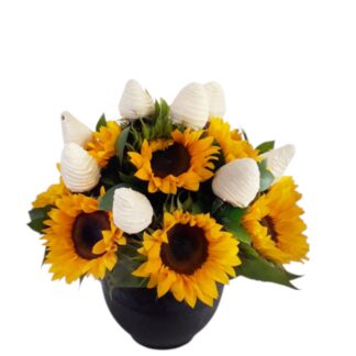 Arreglo floral de girasoles con fresas cubiertas de chocolate.