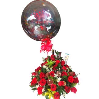 Arreglo floral de rosas con fresas cubiertas de chocolate y globo burbuja.