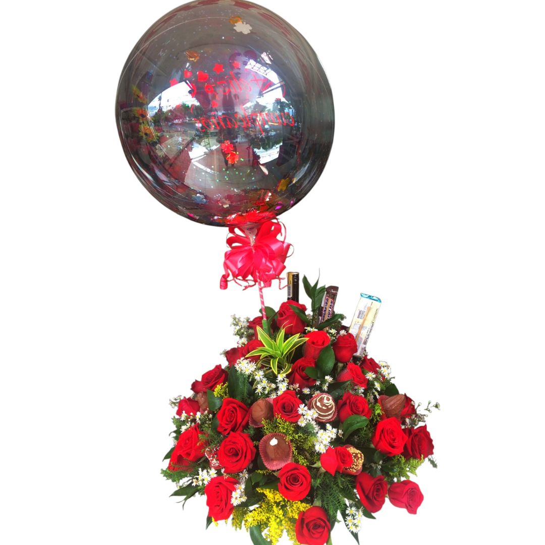 Arreglo floral de rosas con fresas cubiertas de chocolate y globo burbuja.