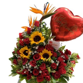 Arreglo media luna de rosas rojas y girasoles con globo metalizado.