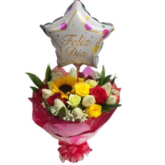 Bouquet de rosas y girasol con fresas cubiertas de chocolate y globo metalizado.
