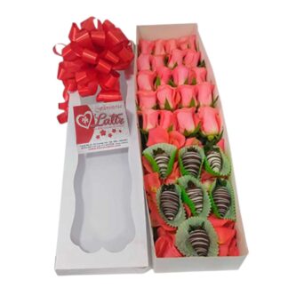 Caja de rosas salmón con fresas cubiertas de chocolate.