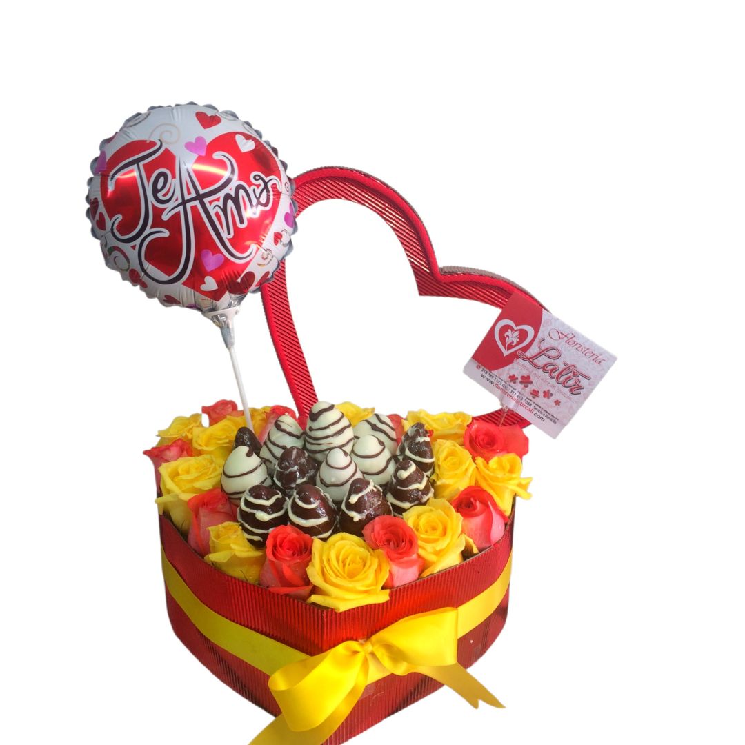 Corazón de rosas salmón y amarillas con fresas cubiertas de chocolate y globo metalizado.