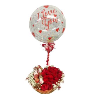 Corazón de rosas rojas con fresas cubiertas de chocolate y globo burbuja.