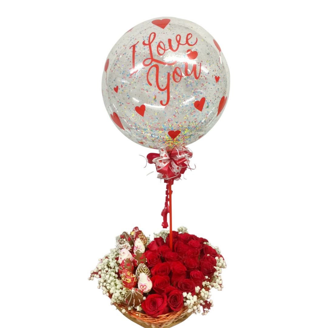 Corazón de rosas rojas con fresas cubiertas de chocolate y globo burbuja.