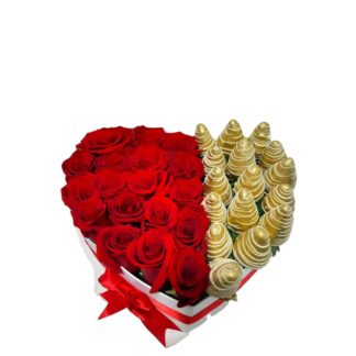 Corazón de rosas rojas con fresas cubiertas de chocolate.