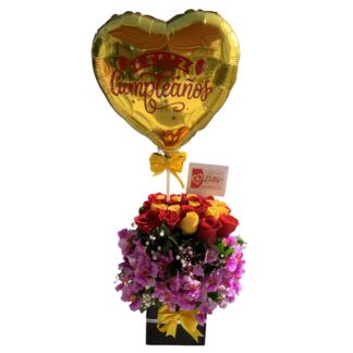 Cubo de rosas amarillas y rojas con orquídeas hawaianas y globo metalizado.