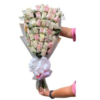 Detalle de rosas blancas y rosadas con decoración en perla.