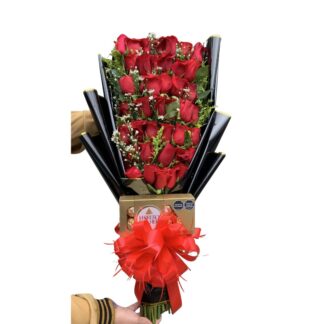 Detalle de rosas rojas con chocolates Ferrero Rocher.