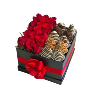Cubo floral de rosas rojas con fresas cubiertas de chocolate.