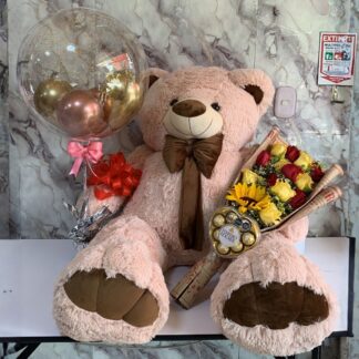 Oso con globo burbuja y corazón de rosas con chocolates Ferrero Rocher.