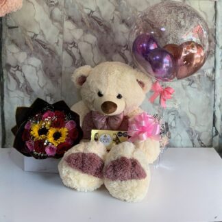 Oso con globo burbuja y buquet de rosas con chocolates Ferrero Rocher.