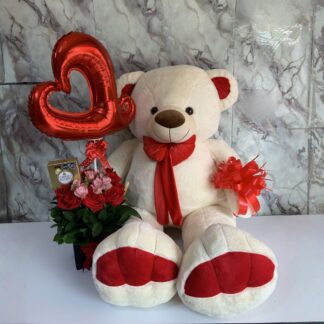 Oso con rosas, globo corazón abierto y chocolates.
