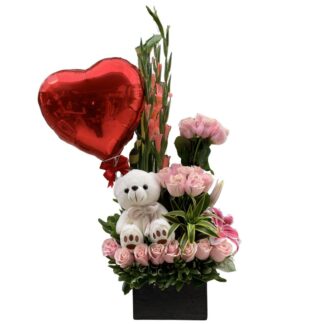 Arreglo de rosas rosadas con peluche y globo metalizado.
