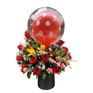 Arreglo media luna de rosas rojas y clavellinas con globo burbuja.