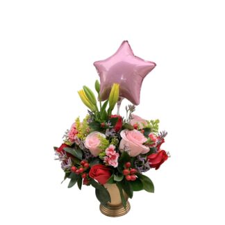 Arreglo redondo de rosas rosadas, clavellinas y lirios.