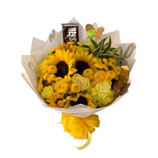 Bouquet de flores amarillas con chocolate Hershey’s.