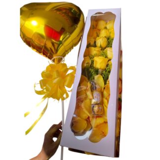 Caja de rosas amarillas con chocolates Ferrero Rocher y globo metalizado.