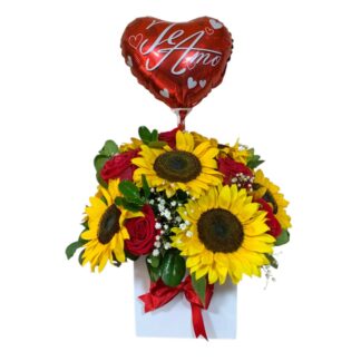 Cubo de rosas rojas y girasoles con globo metalizado.