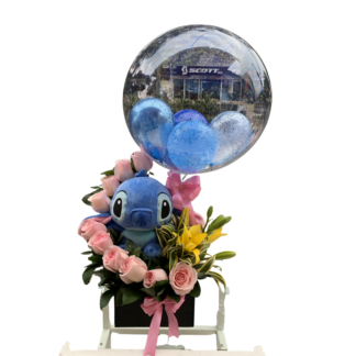 Cubo de rosas rosadas y lirios con peluche Stitch y globo burbuja.