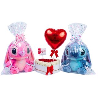 Detalle de rosas azules con peluches Stitch y Angel, chocolates Ferrero Rocher y globo metalizado.