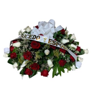 Arreglo en abanico de rosas blancas y rojas frescas.