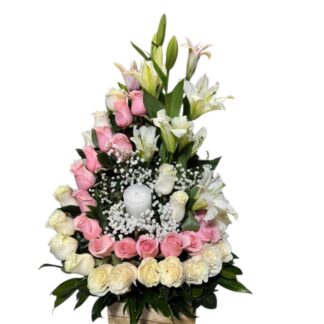 Arreglo floral con lirios blancos, rosas rosadas y blancas con perlas.