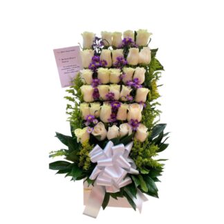 Arreglo lineal de rosas blancas frescas.