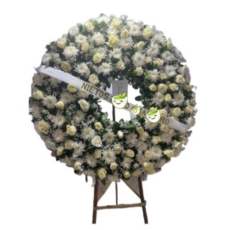 Corona fúnebre rola de rosas blancas, crisantemos y perlas.