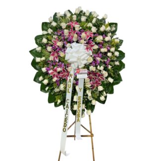 Corona fúnebre con rosas blancas, lirios fucsias y orquídeas hawaianas.