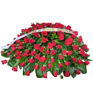 Cubre caja decorado completamente con rosas rojas frescas.