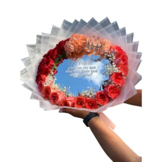Adorno floral en vidrio espejo con papel coreano y corona decorativa.