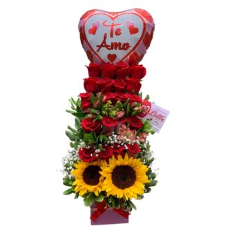 Arreglo lineal de rosas rojas, astromelias y girasoles con globo metalizado.