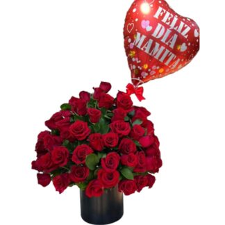 Arreglo redondo de rosas rojas con globo metalizado mamá.